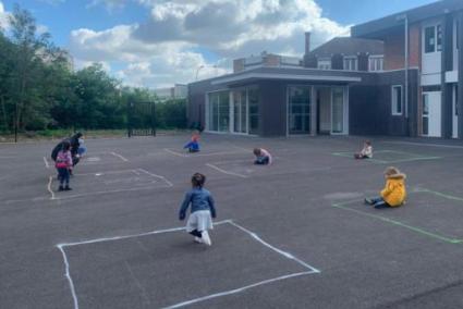 Las sobrecogedoras imágenes de los niños en el patio de un colegio en Francia