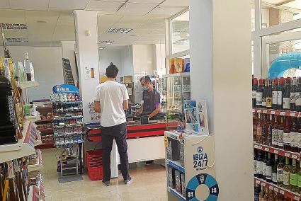 Poco a poco van llegando los residentes y los turistas a Cala Llonga. Aun así se sigue viendo poco movimiento en las tiendas, supermercados y en la playa, y algunos restaurantes, comercios y apartahoteles están cerrados.