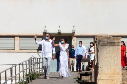 Los Reyes Felipe VI y Letizia, ayer, durante la visita al museo y la necrópolis de Puig des Molins.