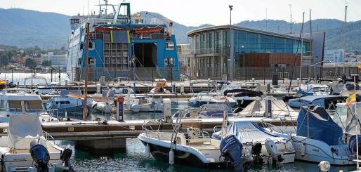 Un ferri de Baleària atracado en el muelle comercial del puerto de Sant Antoni.
