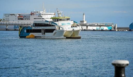 El ‘Eco Lux’ en su llegada al puerto de Ibiza tras ser reflotado.