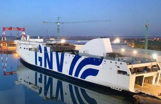 Uno de los buques de la compañía GNV atracado en el puerto de Barcelona.