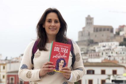 Elena Llorente busca portada para su segundo libro entre los alumnos de l’Escola d’Arts d’Eivissa