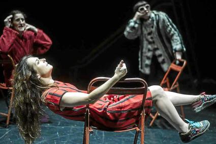 Ingrid Magrinyà en primer plano en un momento de la obra de teatro ‘Convertiste mi luto en danza’