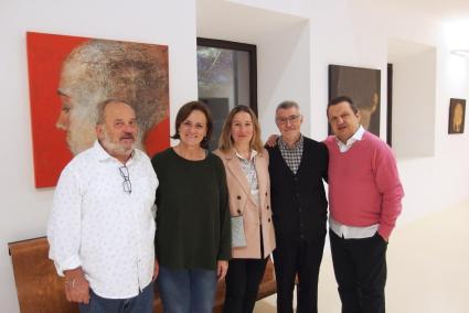 Los artistas participantes en la muestra 30 Anys d’Educació junto al comisario Antoni Torres Martorell este jueves en la inauguración