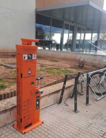 Instalan tres puntos de reparación de bicicletas en Ibiza