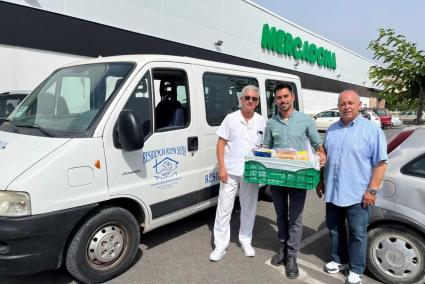 Cáritas y Cruz Roja reciben cada día productos frescos como fruta, verdura, lácteos, carne o pescado desde las cuatro tiendas que la compañía tiene en la isla.