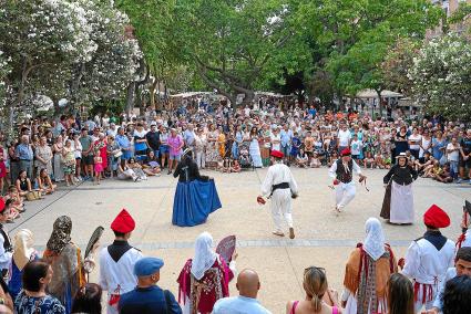 Desfile de carros, música y ball pagès para inaugurar las Festes de la Terra