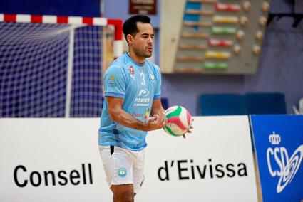 Leonardo Plaza, preparado para sacar, durante un partido de la pasada temporada.