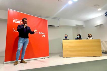 Antonio Lorenzo, de pie, durante una intervención.