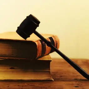 Declaran improcedente el despido de un hombre que miraba porno en ...