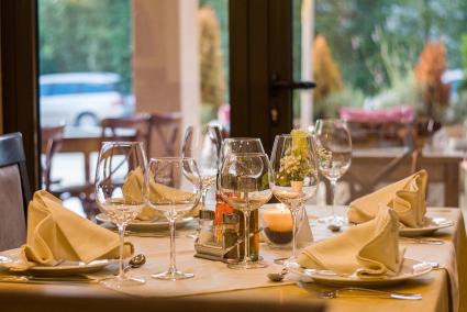Una mujer pide una ensalada en un restaurante y al ver que lleva dentro llama a la radio para contarlo
