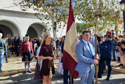 La tradición vence al viento en el día grande de las fiestas de Sant Carles