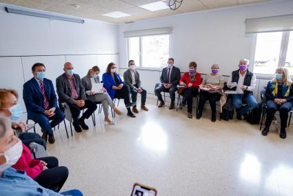 Un momento de la reunión entre los representantes políticos y las asociaciones oncológicas.