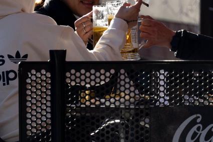 Una persona fumando en una terraza.