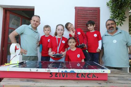 Los miembros de los equipos senior y juvenil que participan en la Regata Solar Illes Balears en Palma.