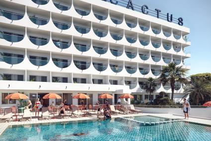 Vista de la piscina exterior del hotel Vibra Palma Cactus.