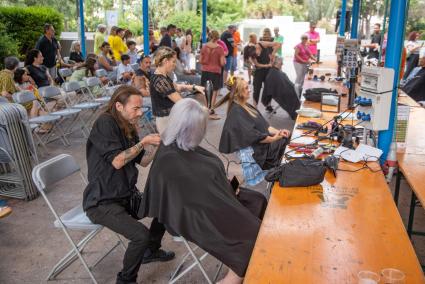 Cortes de pelo solidarios al aire libre por una buena causa