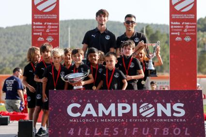 La fiesta de los futbolistas campeones de Ibiza