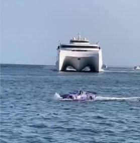 El sorprendente coche que navega en aguas de Ibiza