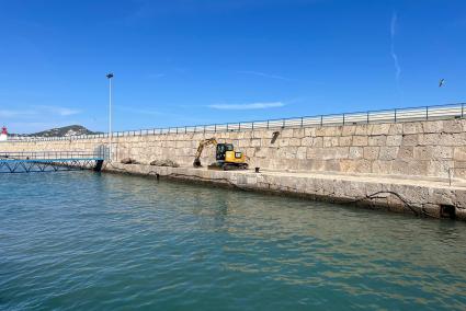 La APB acondiciona el dique de abrigo del puerto de Ibiza durante alertas por mal tiempo