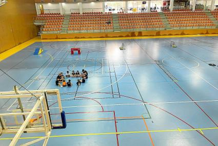 Una sesión de la escuela de fútbol sala de Formentera en el pabellón Antoni Blanc.