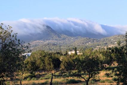 Sa Talaia de Sant Josep, cubierta con un «capell de núvols»