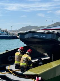 Los bomberos intervienen por un fuego en una embarcación