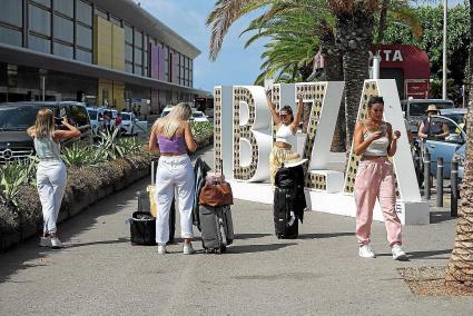 Imagen de archivo de unas turistas haciéndose fotos en el aeropuerto de Ibiza.