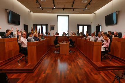 Una votación del pleno del Ayuntamiento de Ibiza de este jueves.