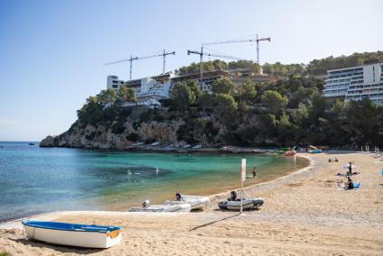 IBIZA - OBRAS - Sant Joan interviene ante las quejas por las obras de dos hoteles en el Port de Sant Miquel