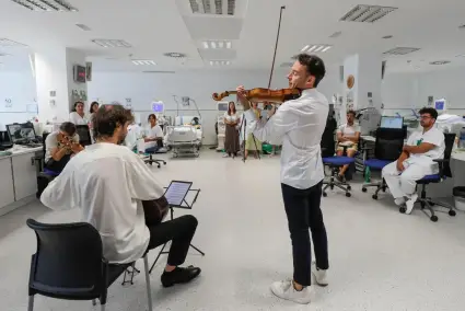 Linus Roth visita el hospital de Ibiza con su violín Stradivarius