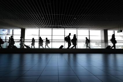 Pasajeros en un aeropuerto.