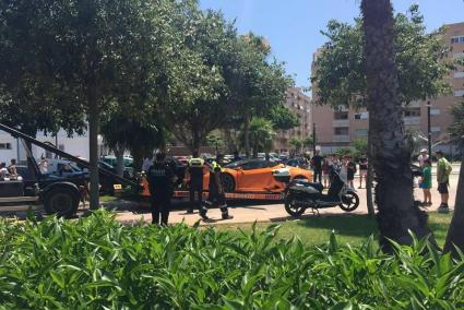 Denunciado por aparcar un Lamborghini a la sombra de un árbol en un parque de Vila