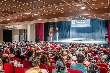 El conseller Antoni Vera durante la entrega de premios al esfuerzo personal y el rendimiento académico en Can Ventosa.