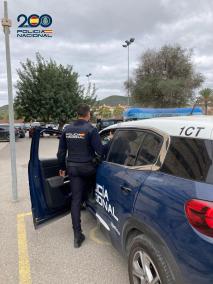 Un agente de la Policía Nacional en Ibiza.