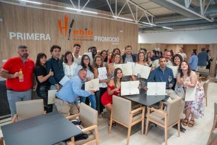 La primera promoción de alumnos de la Escuela de Hostelería de Ibiza.