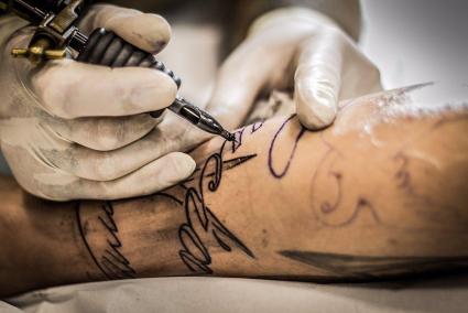 ¿Se puede ir a la playa o piscina con un tatuaje o piercing reciente? Guía práctica para cuidarlos y lucirlos sin miedo