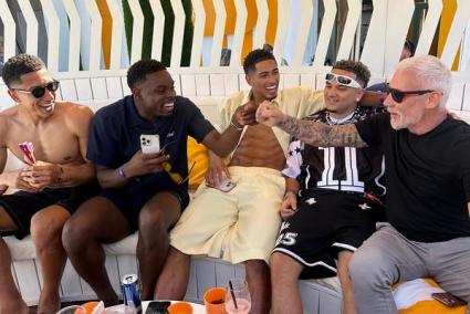 Jude Bellingham, junto a Wayne Lineker y un grupo de amigos en O Beach Ibiza.