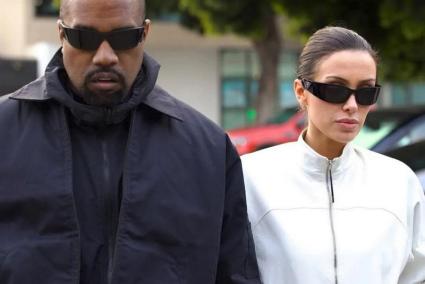 El rapero estadounidense Kanye West junto a su mujer, Bianca Censori.