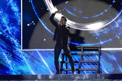 El artista, Chayanne durante el concierto en el Icónica Santalucía Fest.