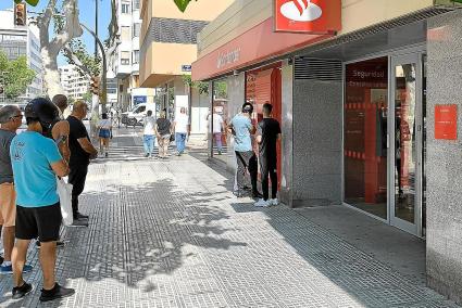 Una vecina de 76 años de Ibiza denuncia que el banco le pide 50 euros por un justificante impreso «de dos líneas»