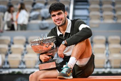 El tenista español Carlos Alcaraz con el trofeo de Roland Garros.