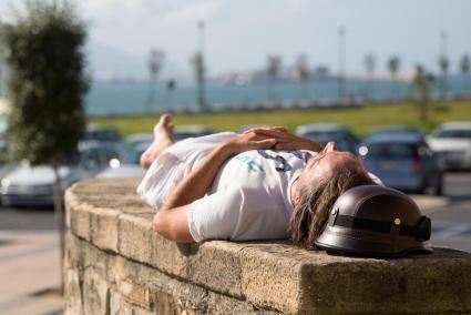 Un hombre tomando el sol.