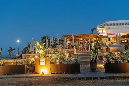 Atzaró Beach celebra mañana la primera 'full moon' del verano en Cala Nova