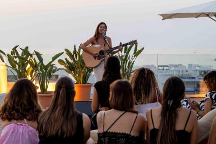 Rooftop Nine Ibiza inaugura la temporada con un concierto sorpresa de Sofía Ellar
