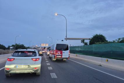 Monumental colapso en la carretera de Santa Eulària a Ibiza por el cierre del puente de Jesús
