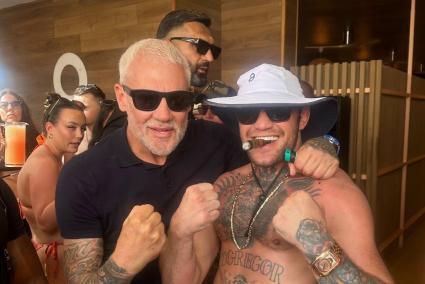 Conor Mcgregor junto al propietario de O Beach, Wayne Likener, en O Beach Ibiza, el domingo 15 de junio de este año.