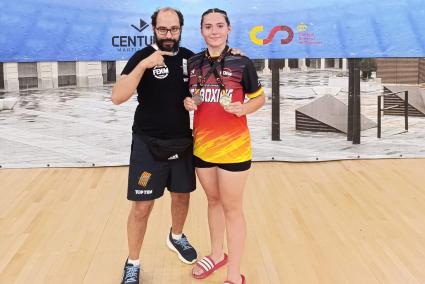 Gabriela Dorado, a la derecha, con sus dos medallas.