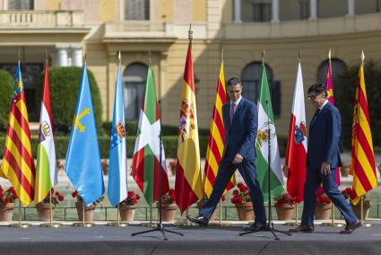 El presidente del Gobierno, Pedro Sánchez (i), y el presidente de la Generalitat de Catalunya, Salvador Illa (d), tras ofrecer una declaración institucional durante la XXVIII Conferencia de Presidentes, en Barcelona.